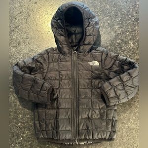 The North Face Toddler Thermoball Jacket in Black Size 2T Boys or Girls